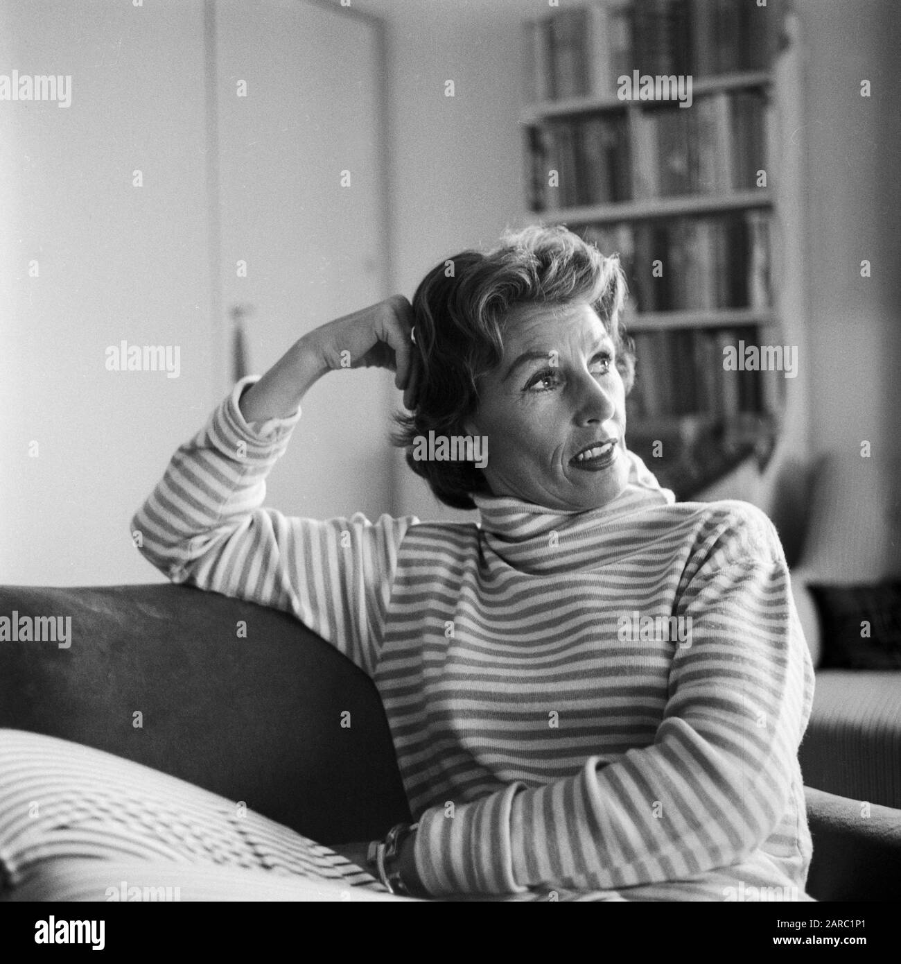 Die deutsche Sängerin und Schauspielerin Lale Andersen a ihrem Haus Sonnenhof auf der Nordseeinsel Langeoog, Mitte 1957. Cantante e attrice tedesca Lale Andersen, a casa sua, chiamata Sonnenhof, sull'isola di Langeoog, nella metà del 1957. Foto Stock
