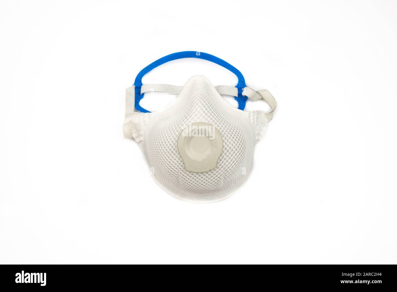 Maschera antipolvere isolata su sfondo bianco. Protezione da virus e aria inquinata Foto Stock