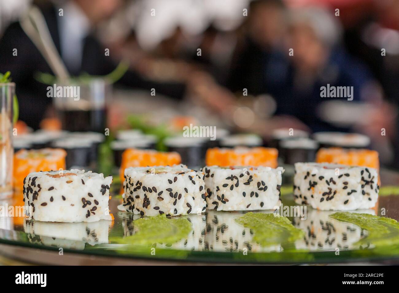 Sushi roll cucina giapponese su piastra nera. Set di sushi roll con salmone, riso caviale e verdure. Menu del ristorante giapponese. Foto Stock