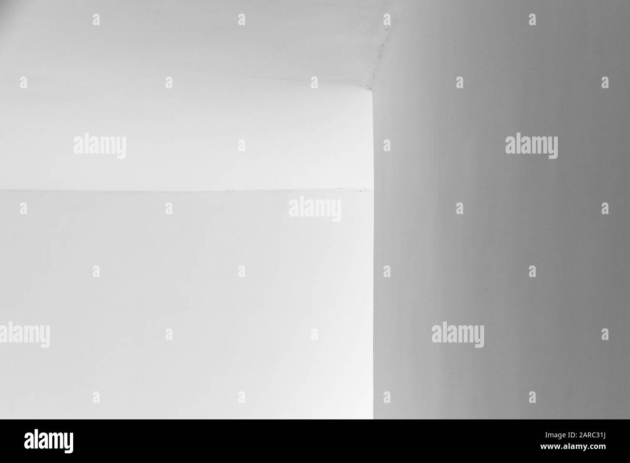 Astratto minimo architettura sfondo, bianco frammento interno con angolo e ombre morbide, foto in bianco e nero Foto Stock