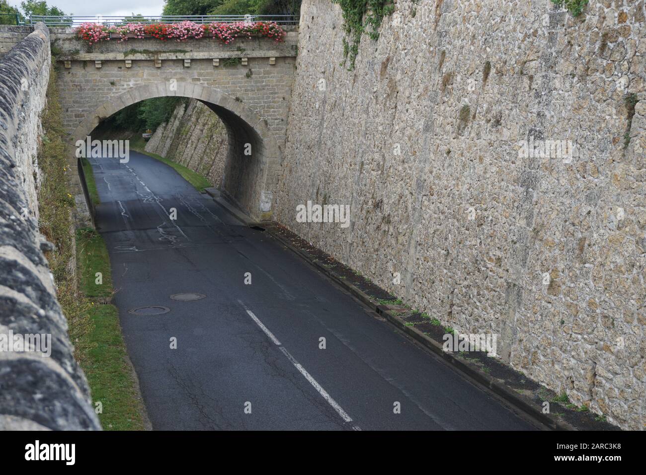 vecchio ponte di pietra e muro attraverso una strada di campagna nella valle della loira, francia Foto Stock