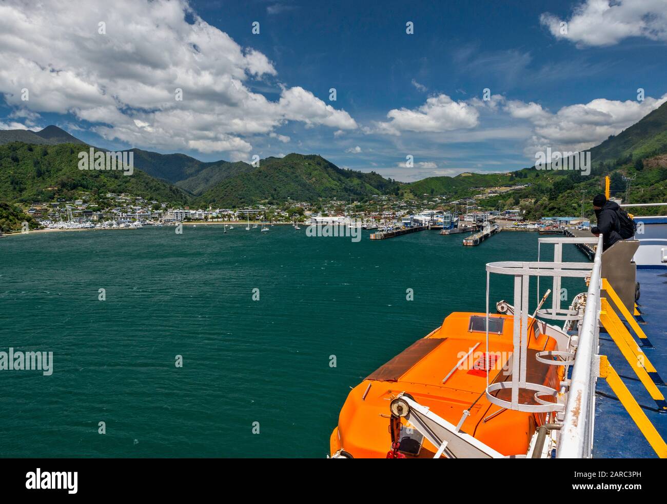 Traghetto Interislander, MS Kaitaki, che si avvicina al terminal dei traghetti di Picton, Marlborough Region, South Island, Nuova Zelanda Foto Stock