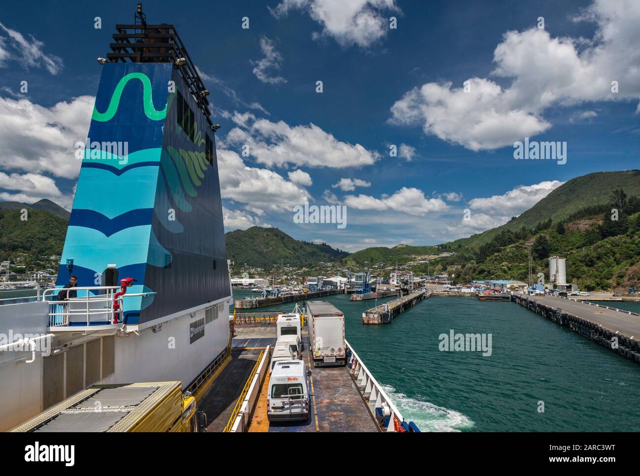 Traghetto Interislander, MS Kaitaki, che si avvicina al terminal dei traghetti di Picton, Marlborough Region, South Island, Nuova Zelanda Foto Stock