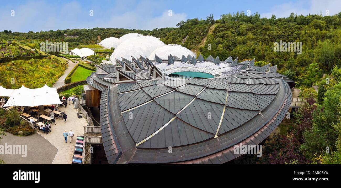 Il progetto Eden serra biomes e il centro visitatori Core una popolare attrazione per visitatori di giardini botanici alloggiati in grandi cupole Foto Stock