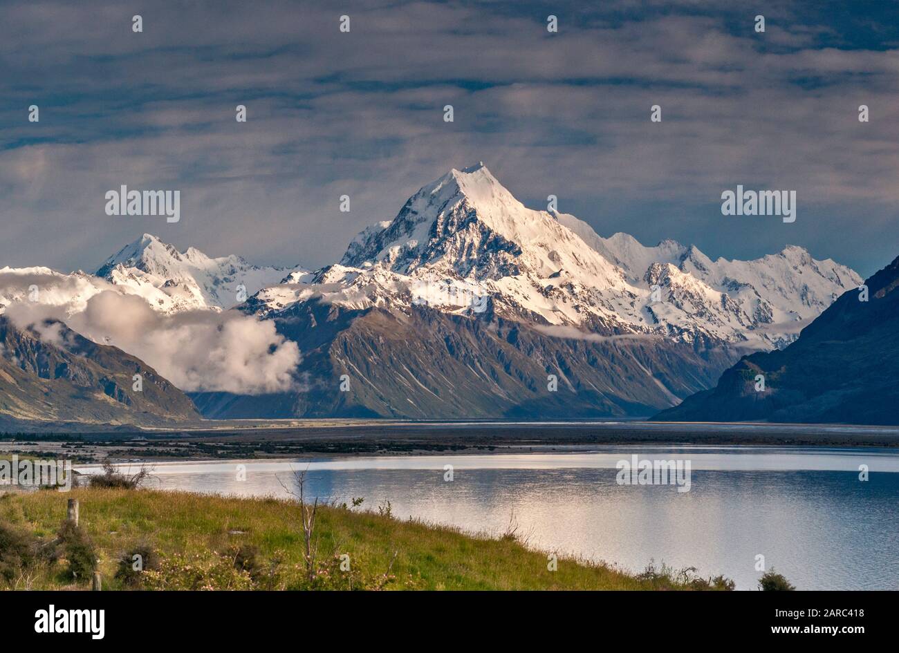 Aoraki Mount Cook, Lago Pukaki, Vista All'Alba Da Mt Cook Road, Alpi Del Sud, Aoraki Mount Cook National Park, Canterbury Region, Nuova Zelanda Foto Stock
