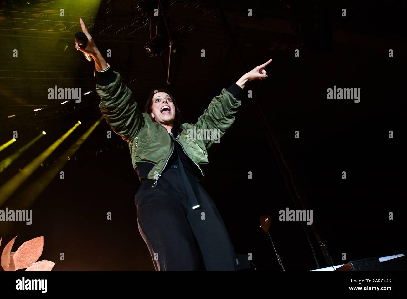 Lipsia, Germania. 25th Gen 2020. Dopo quattro anni di baby break della cantante Stefanie Kloß Silbermond sono tornati nel loro nuovo tour 'Schritte' nel 2020, dove la band ha avuto il loro primo gioco di casa della formazione Sassonia-Born nella 'Quarterback Arena Leipzig'. Il tour continuerà fino all'estate 2020. Credito: Nico Schimmelpfennig/dpa-Zentralbild/ZB/dpa/Alamy Live News Foto Stock