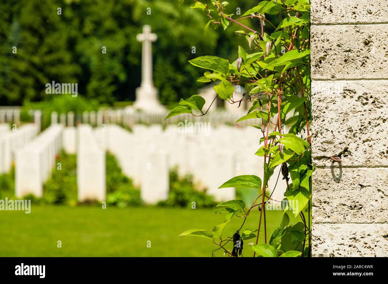 Il cimitero di guerra di Durnbach è il resto finale di 2960 soldati morti in WW2 Foto Stock