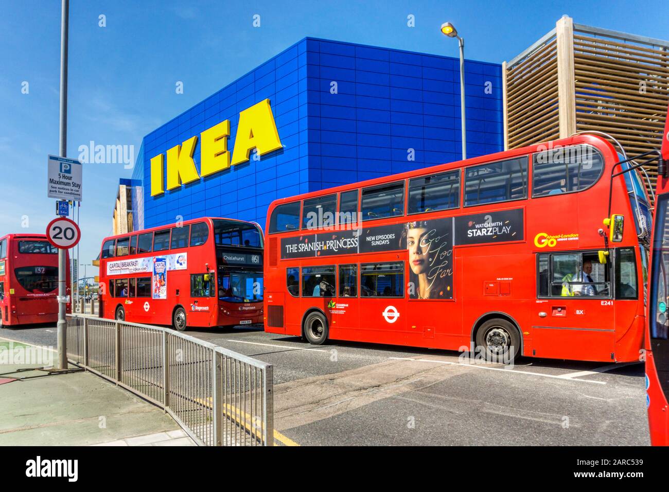 Autobus Red London di fronte a Ikea sulla penisola di Greenwich. Primo negozio al dettaglio a raggiungere il più alto livello di sostenibilità BREEAM UK New Construction. Foto Stock
