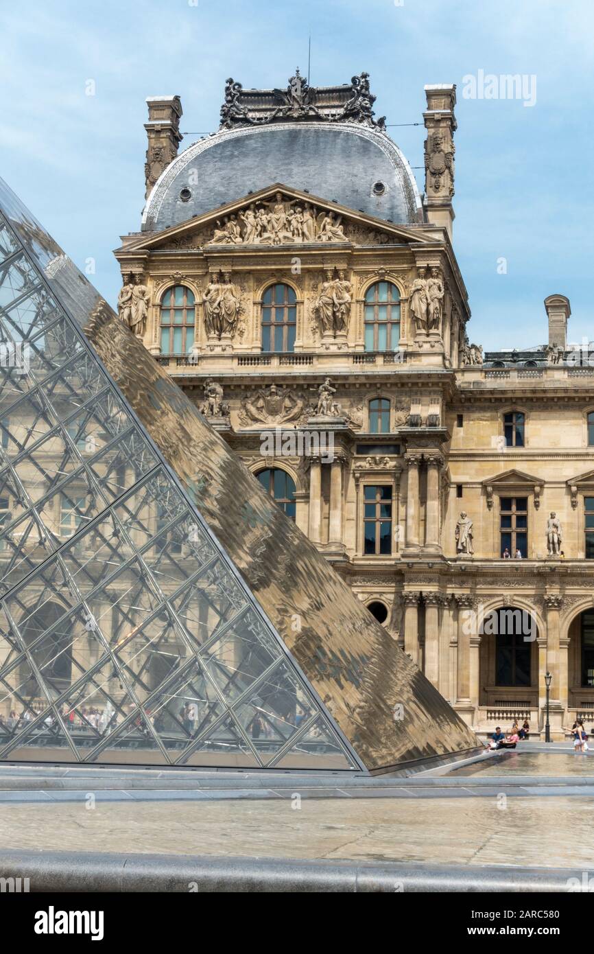 Piramide d'ingresso su Cour Napoléon (cortile) con ala Richelieu sullo sfondo, Museo del Louvre (Musée du Louvre), Parigi, Francia Foto Stock