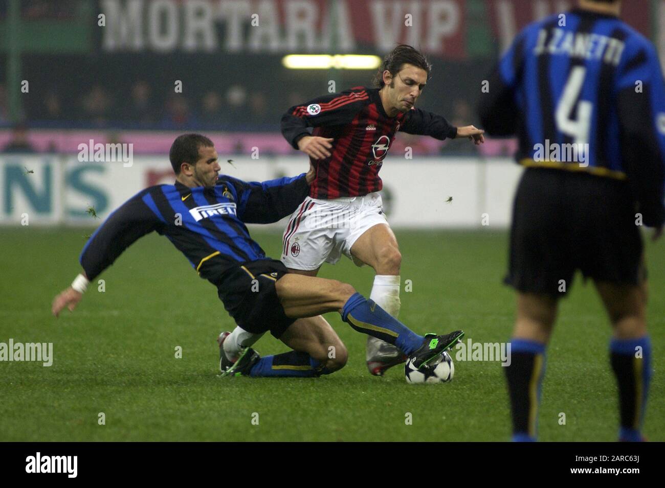 Milano Italia, 23 novembre 2002, Stadio 'G.MEAZZA SAN SIRO', campione di Calcio Seria A 2002/2003, AC Milan - FC Inter:Andrea Pirlo e Luigi DI Biagio in azione durante la partita Foto Stock