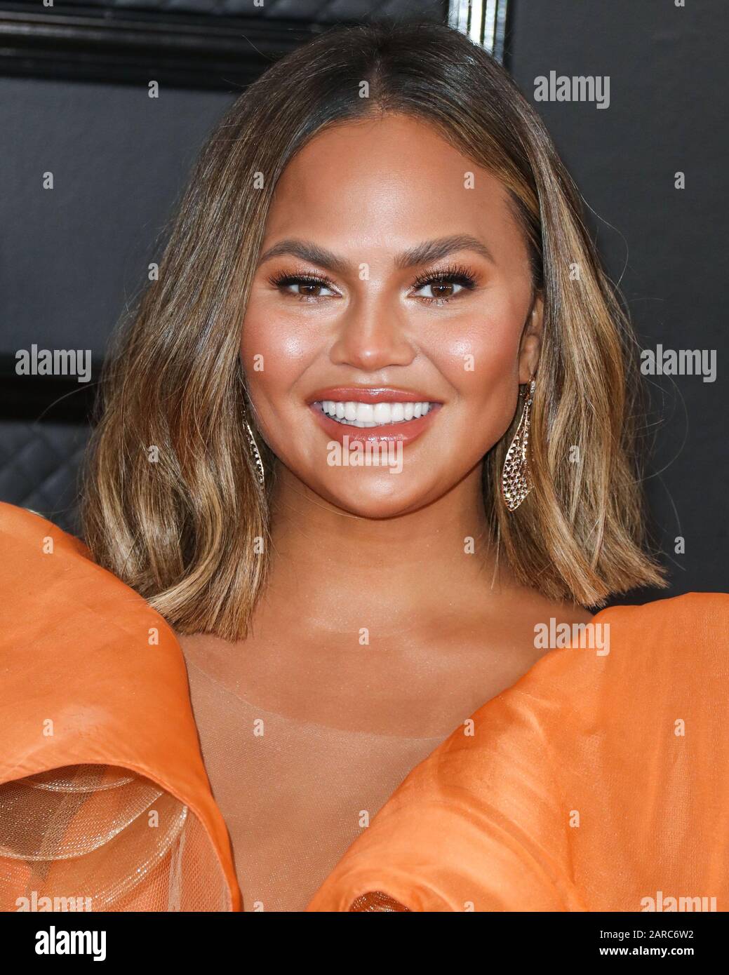 Los ANGELES, CALIFORNIA, Stati Uniti - 26 GENNAIO: Modello Chrissy Teigen indossando un vestito di Yanina Couture, gioielli Kallati, e scarpe Giuseppe Zanotti mentre trasporta una borsa di Tyler Ellis arriva al 62nd annuale GRAMMY Awards tenuto a Staples Center il 26 gennaio 2020 a Los Angeles, California, Stati Uniti. (Foto Di Xavier Collin/Agenzia Stampa Immagini) Foto Stock