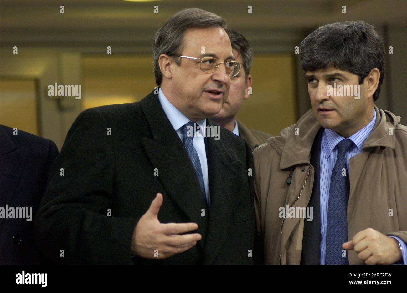 Milano Italia 26 novembre 2002, Stadio 'G.MEAZZA SAN SIRO', UEFA Champions League 2002/2003, AC Milan - CF Real Madrid: il presidente del Real Madrid Florentino Perez nelle tribune prima della partita Foto Stock