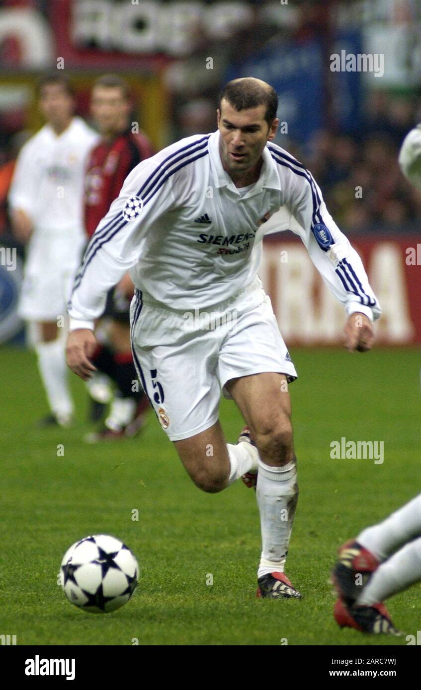 Milano Italia 26 novembre 2002, Stadio 'G.MEAZZA SAN SIRO', UEFA Champions League 2002/2003, AC Milan - CF Real Madrid: Zinedine Zidane in azione durante la partita Foto Stock