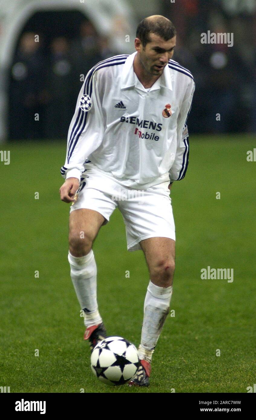 Milano Italia 26 novembre 2002, Stadio 'G.MEAZZA SAN SIRO', UEFA Champions League 2002/2003, AC Milan - CF Real Madrid: Zinedine Zidane in azione durante la partita Foto Stock