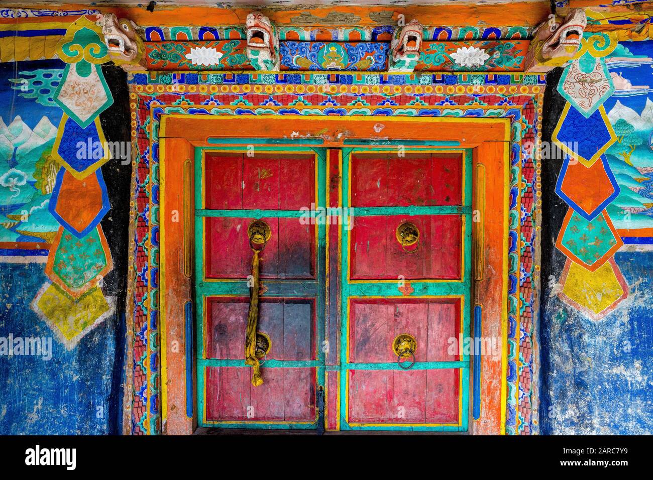 Porta molto decorata di un monastero tibetano / Gompa a Dampo, Nepal Foto Stock