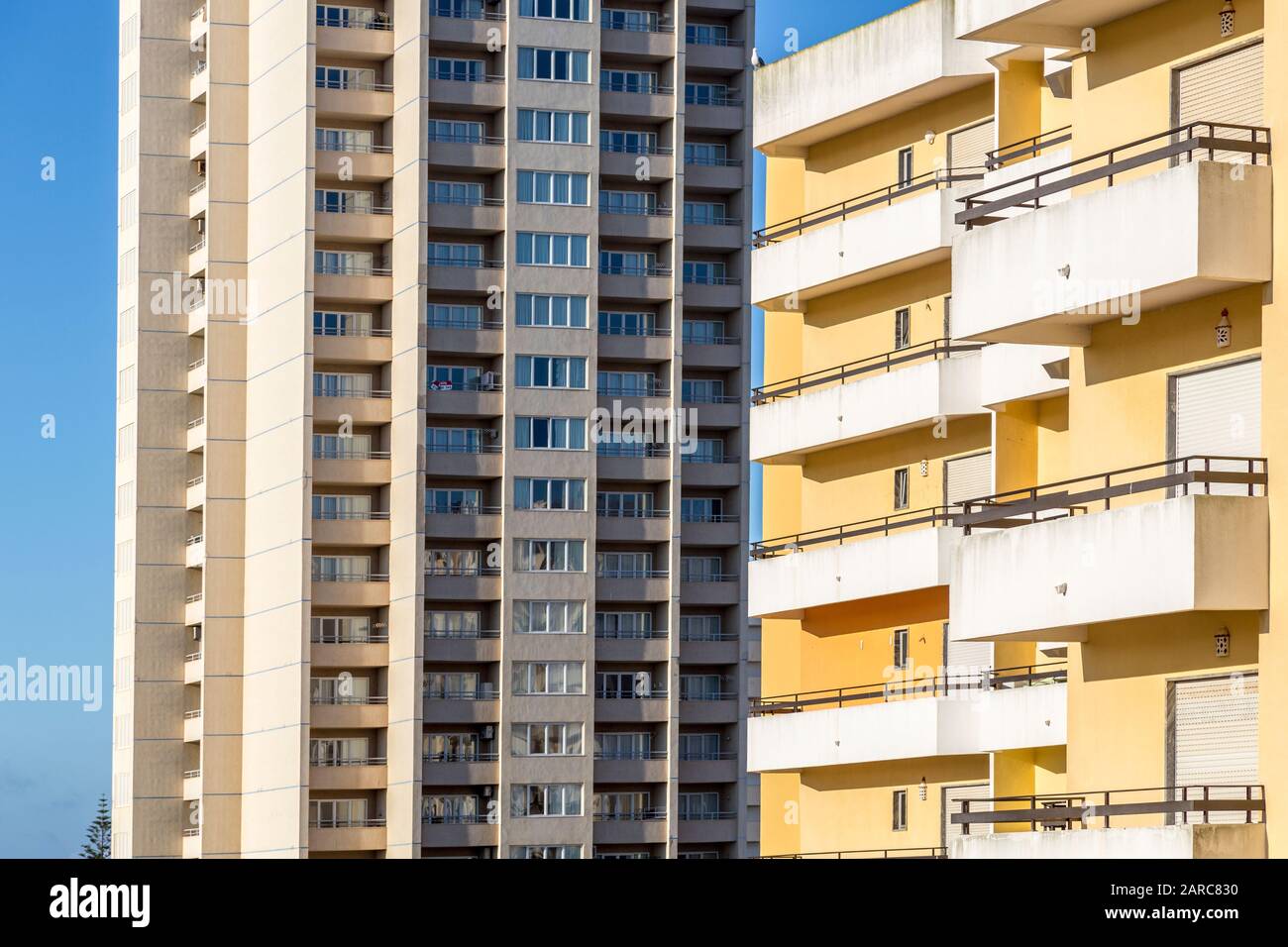 Balconi sul blocco torre hotel appartamenti, Praia da Rocha, Algarve, Portogallo Foto Stock