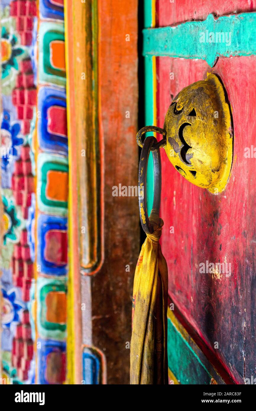 Porta molto decorata di un monastero tibetano / Gompa a Dampo, Nepal Foto Stock