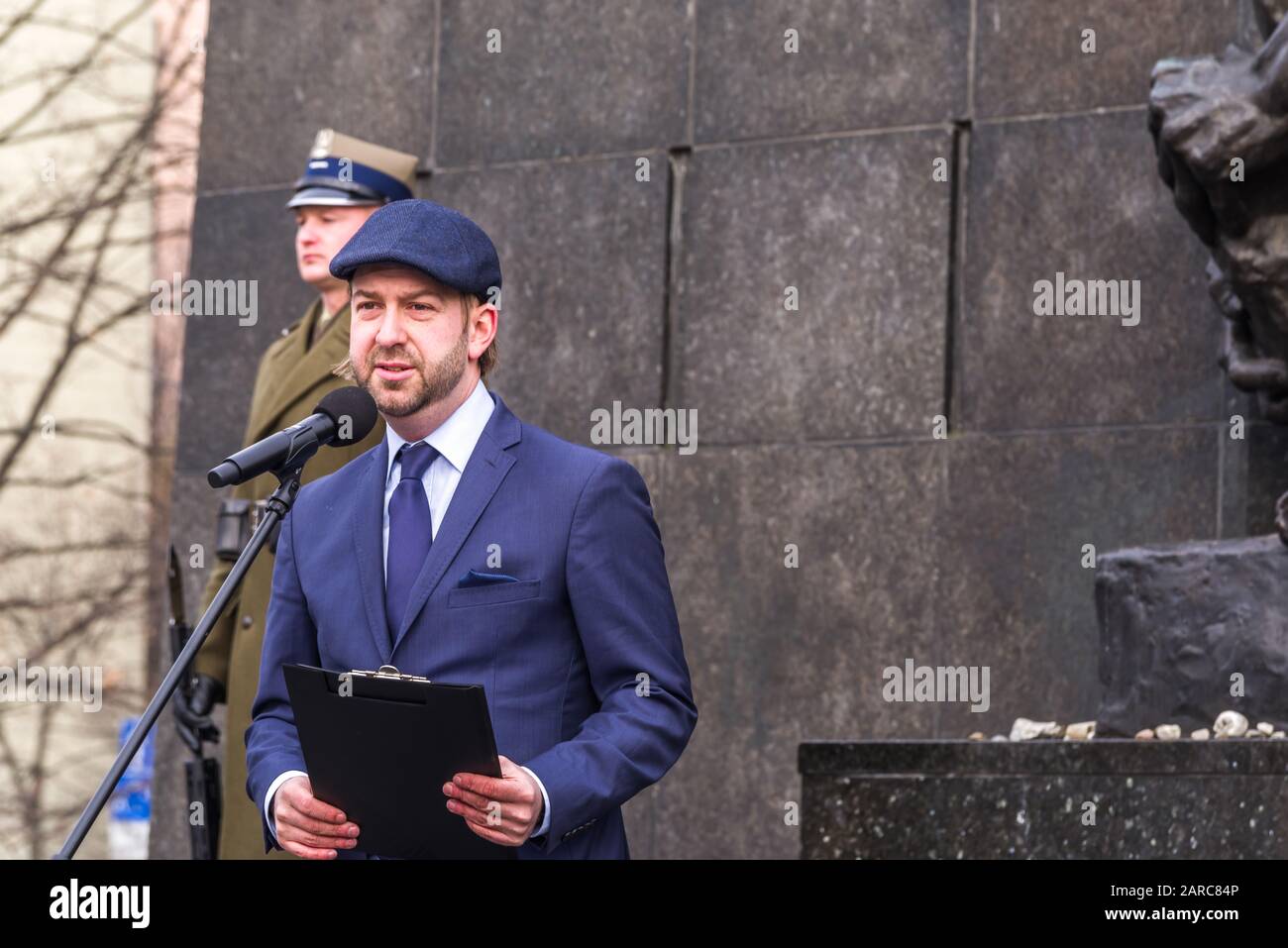 Varsavia, Polonia - 27th gennaio 2020: Dawid Szurmiej di fronte al Monumento degli Eroi del Ghetto di Varsavia. Foto Stock