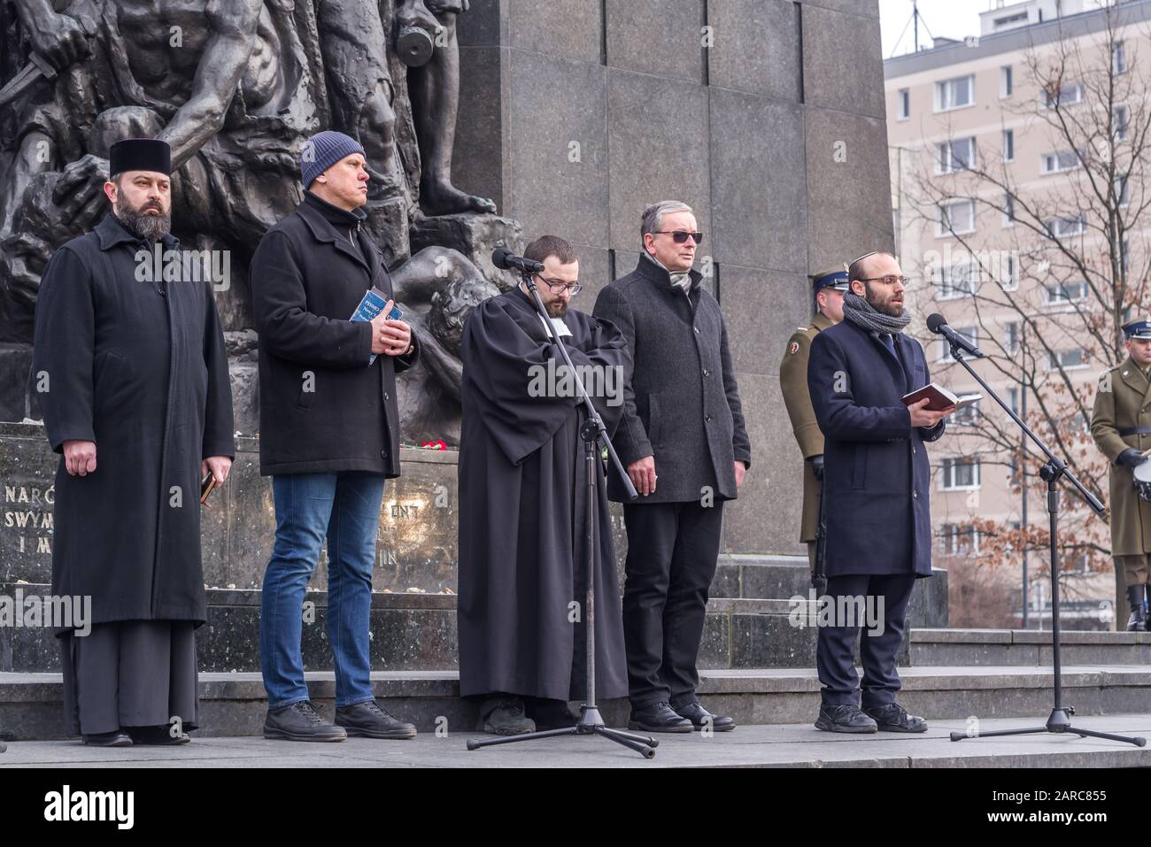 Varsavia, Polonia - 27th gennaio 2020: Preghiera ecumenica ai piedi del Monumento degli Eroi del Ghetto. Foto Stock