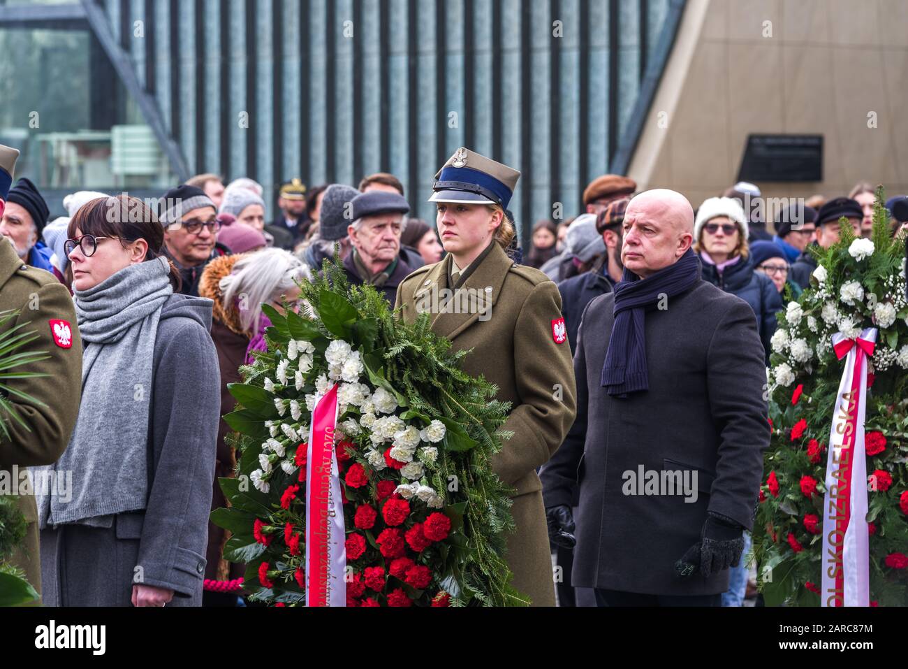 Varsavia, Polonia - 27th gennaio 2020: Cerimonia di posa della corona ai piedi del Monumento degli Eroi del Ghetto di Varsavia. Foto Stock