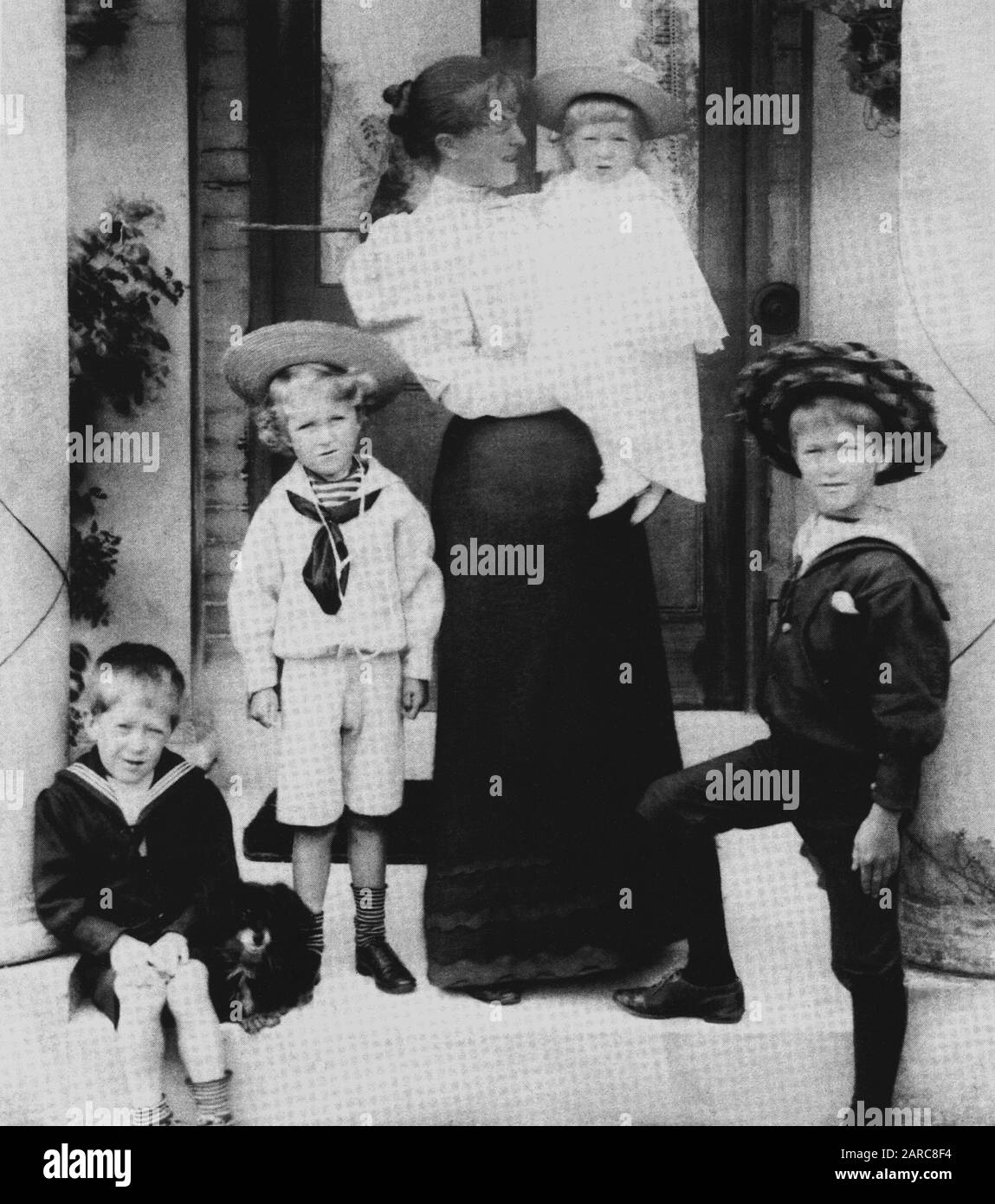 T.. Madre di Lawrence con i suoi quattro figli nel 1895. L-R, Thomas (Ned), William (Will), Frank e Robert (Bob). Foto Stock