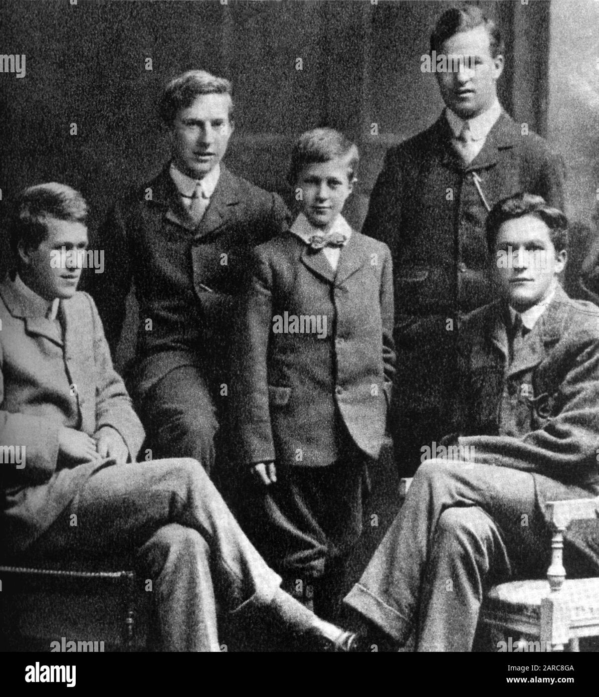 T.E., Lawrence con i suoi cinque fratelli (da sinistra a destra) T.E., Frank, Arnold, Bob e Fotografato nel 1910 Foto Stock