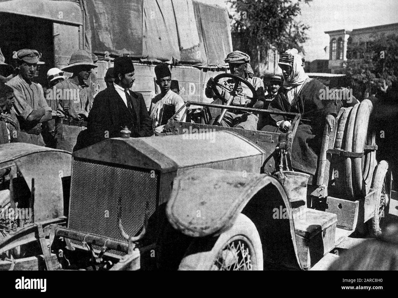 Ltd. Col Lawrence d'Arabia che arriva a Damasco, Siria nella sua gara Rolls Royce, guidata da S.C. Rotola se stesso. Settembre 1919 Foto Stock