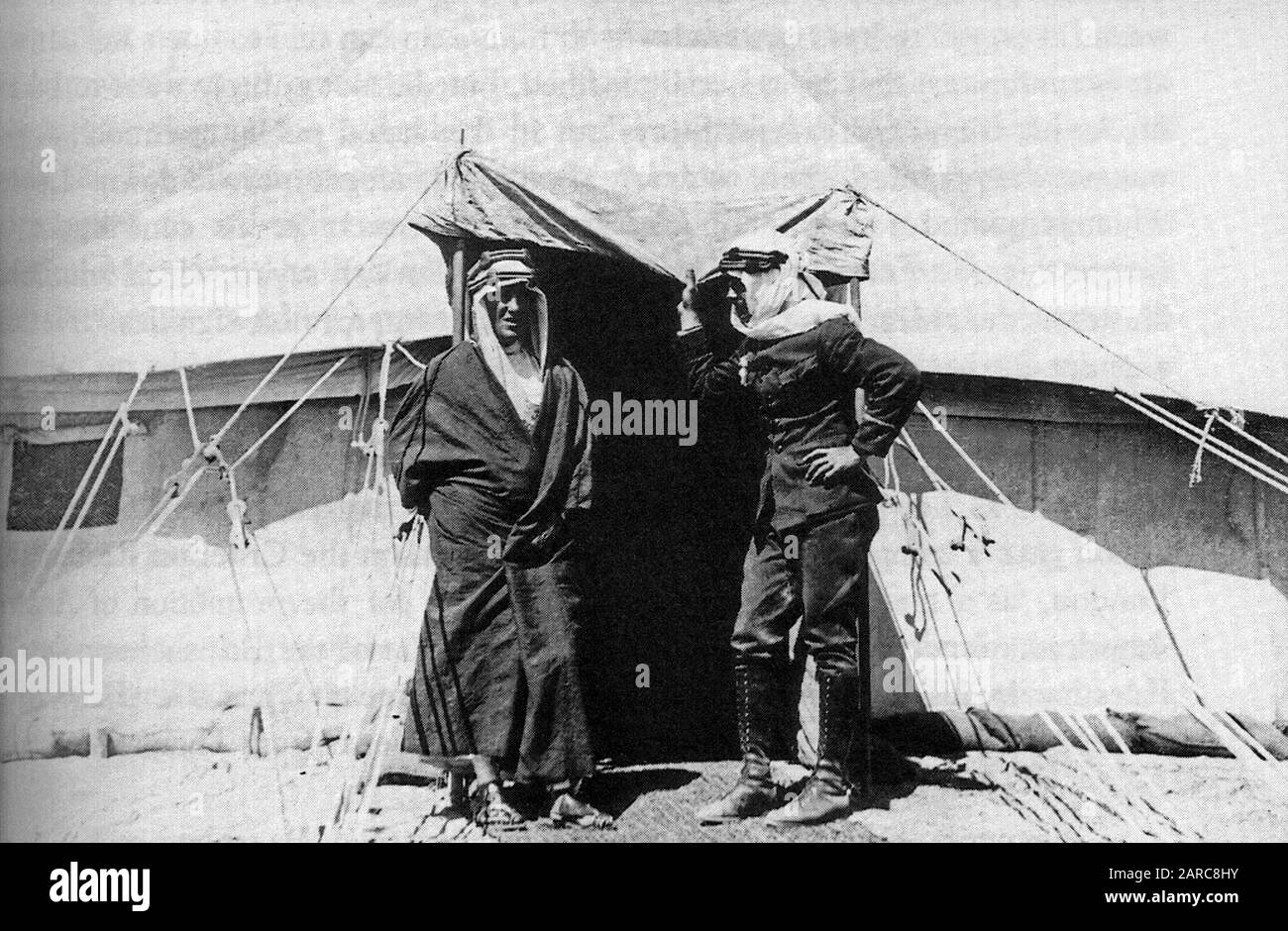 T.E. Lawrence con giornalista e scrittore americano Lowell Thomas. Fotografato nel deserto Foto Stock