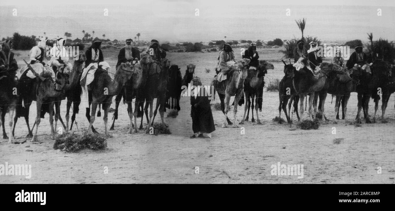T.E. Lawrence. Lawrence d'Arabia nel deserto con la sua guardia del corpo personale di tribesmen arabi.1917 Foto Stock