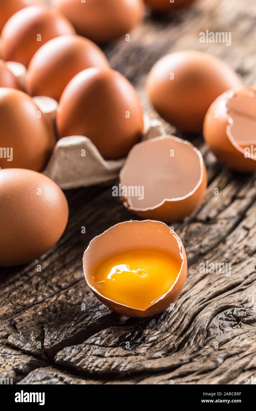 Uova fresche crude su rustico tavolo di legno Foto Stock