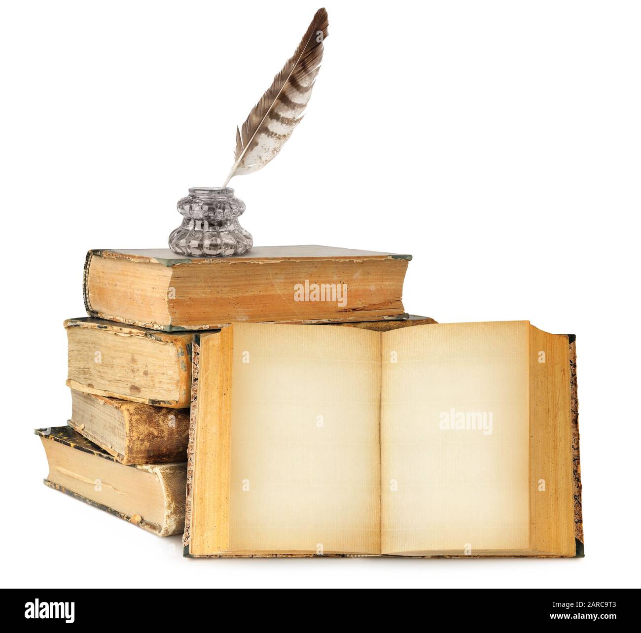 Libri isolati con spazio di copia. Bottiglia d'inchiostro e coperchio sopra la pila di libri vecchi e un libro aperto con pagine vuote isolato su sfondo bianco con cl Foto Stock Libri isolati con spazio di copia. Bottiglia d'inchiostro e coperchio sopra la pila di libri vecchi e un libro aperto con pagine vuote isolato su sfondo bianco con cl Foto Stock