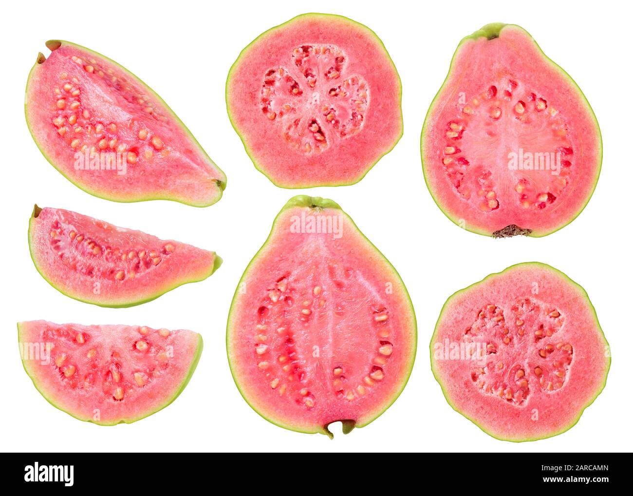 Frutti di guava tagliati isolati. Pezzi di guave rosa verde carnata isolato su sfondo bianco con tracciato di ritaglio Foto Stock