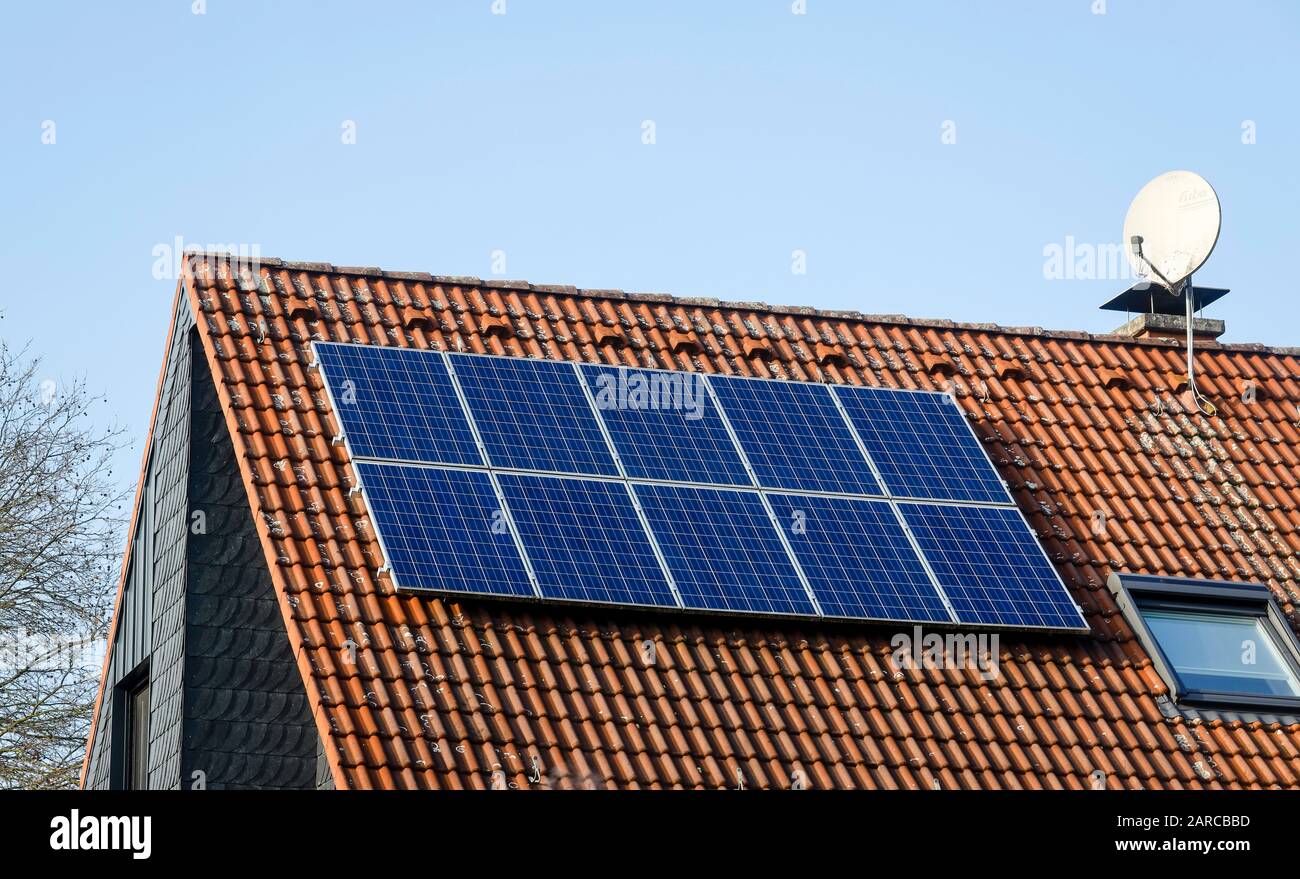 Datteln, Ruhr Area, Renania Settentrionale-Vestfalia, Germania - celle solari sul tetto di un edificio residenziale. Datteln, Ruhrgebiet, Nordrhein-Westfalen, Deu Foto Stock