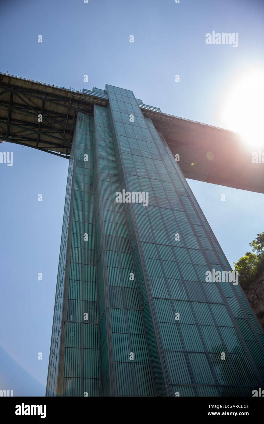 Angolo verticale basso della torre di osservazione delle Cascate del Niagara a New York, Stati Uniti Foto Stock