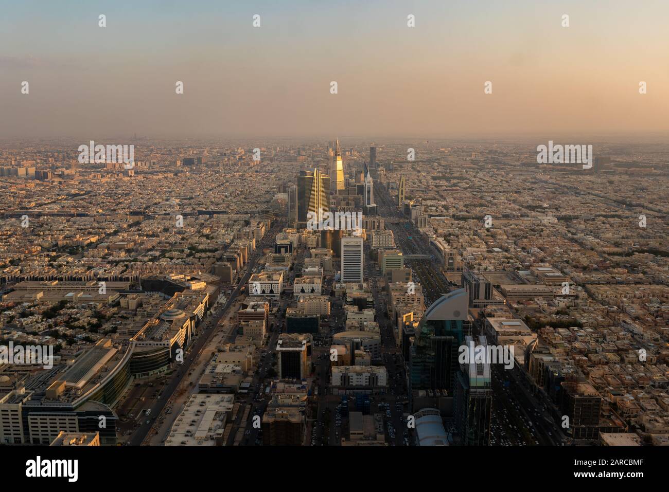 Vista dello skyline di Riyadh, Arabia Saudita al tramonto dallo Skybridge della torre Kingdom Centre Foto Stock