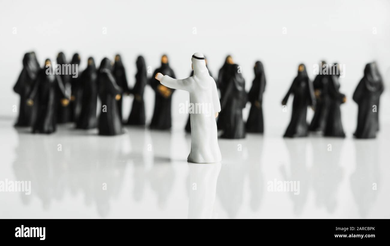 Fuoco selettivo di piccole statue di maschio musulmano in davanti al suo grande harem - dominio maschile Foto Stock