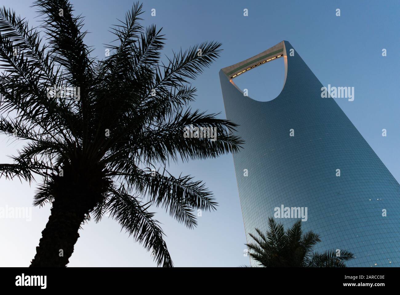 Date palme riflesse nel grattacielo Kingdom Center in una serata limpida a Riyadh, Arabia Saudita Foto Stock