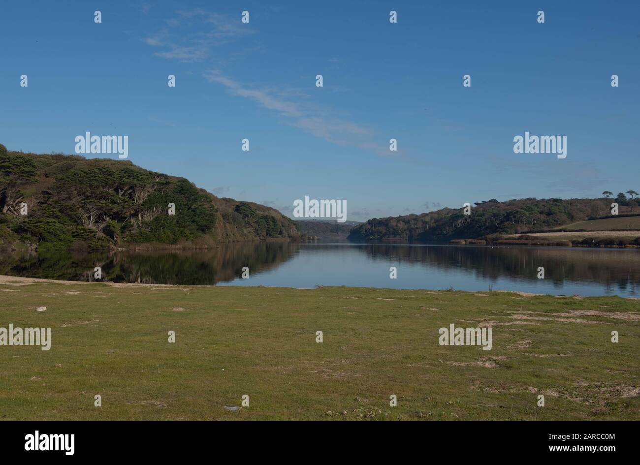 Loe Pool, un lago D'Acqua Dolce in una Mattina invernale soleggiata sul percorso della costa sud-occidentale a Porthleven in Cornovaglia rurale, Inghilterra, Regno Unito Foto Stock