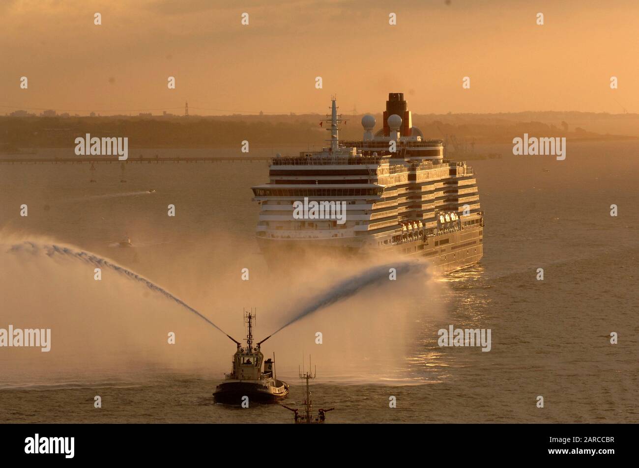 Cunard prende in consegna il nuovo "Queen Victoria" Liner presso i Southampton Docks dei costruttori navali in Italia nel dicembre 2007. Il rivestimento interno lungo 965 piedi pesa 90.000 tonnellate e ha una capacità di 2000 ospiti. Foto Stock