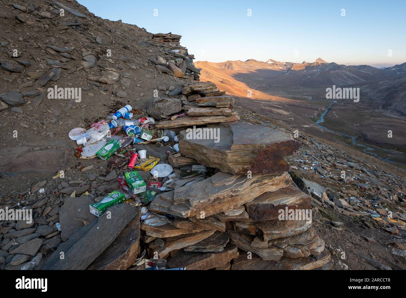 Mucchio di rifiuti da turisti che litterano il paesaggio naturale del passo di Babusar nel Pakistan settentrionale Foto Stock