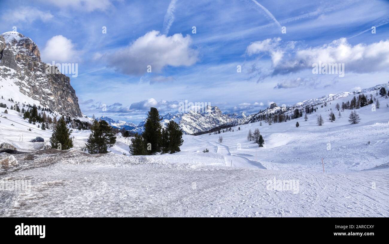 Dal Passo di Falzarego si può ammirare Punta Sorapis e il Monte Antelao Foto Stock