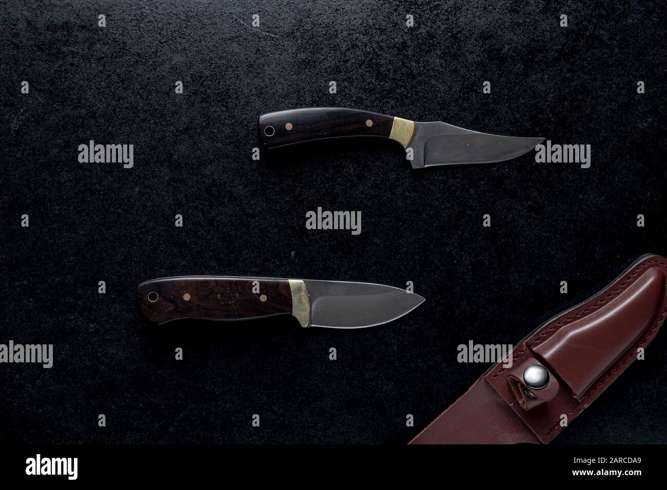 Coltelli fissi in metallo con manico marrone Foto Stock