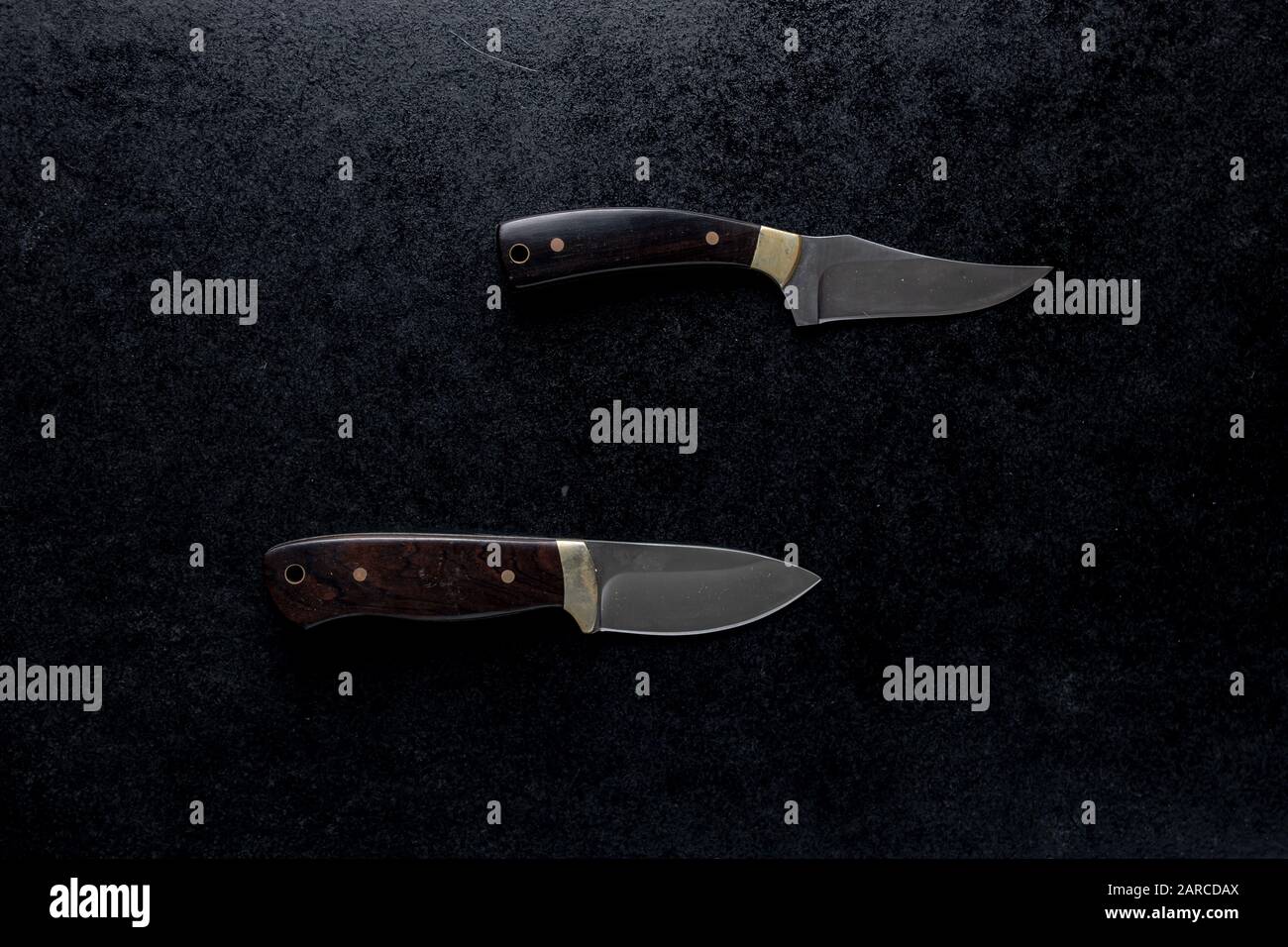 Coltelli fissi in metallo con manico marrone Foto Stock