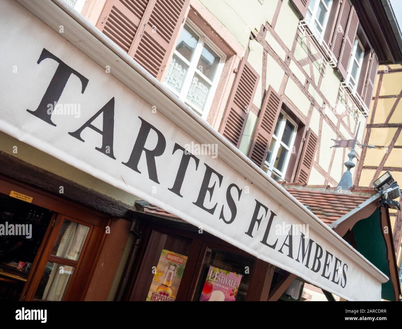 Un segno che fa pubblicità a Tarte Flambe in un ristorante a Colmar Alsazia. Il Tarte Flambe è una specialità alsaziana locale come una pizza Foto Stock