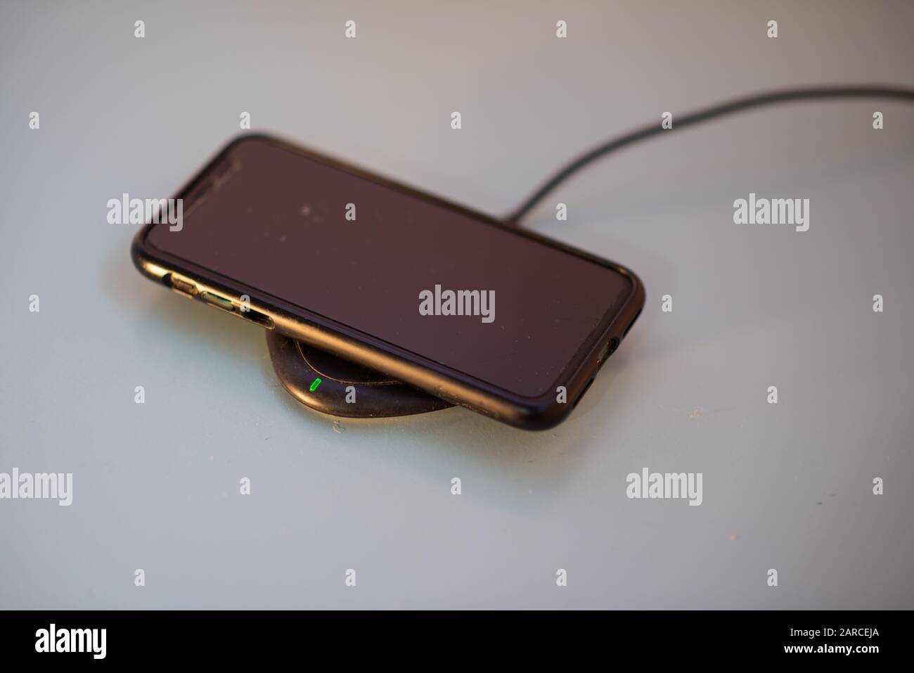 Il telefono cellulare si accende tramite connessione wireless Foto Stock