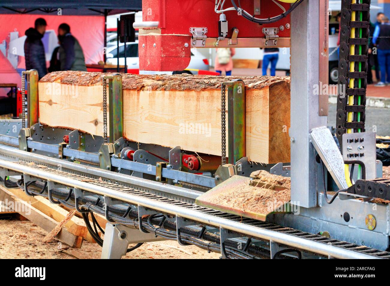 I grandi tronchi di pino vengono lavorati in una moderna segheria automatica, ricevendo tavole di una data dimensione. Foto Stock