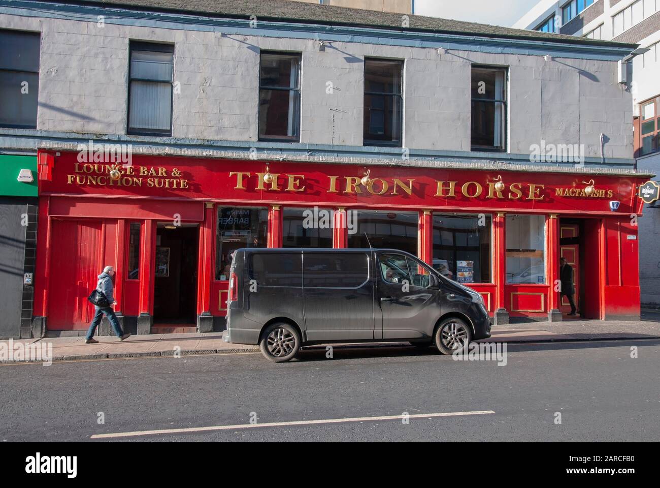 Iconica Glasgow Public House The Iron Horse West Nile Street Glasgow Scotland Gran Bretagna Regno Unito esterno vista rosso dipinto busines commerciali Foto Stock