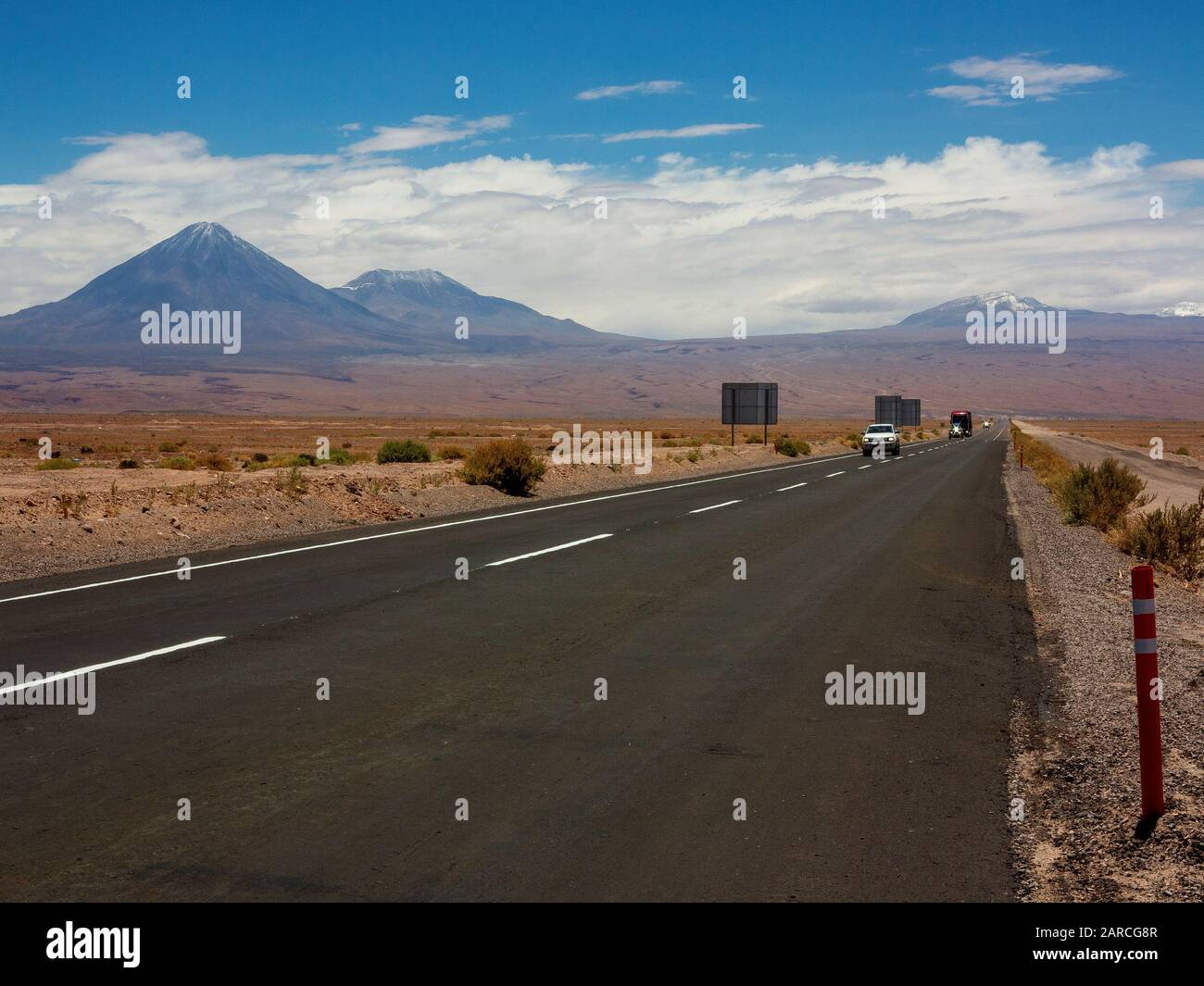 Vulcano Lincancabur visto da Ruta 27 subito dopo lasciare San Pedro de Atacama sulla strada per il confine Argentina a Paso Jama, Cile Foto Stock