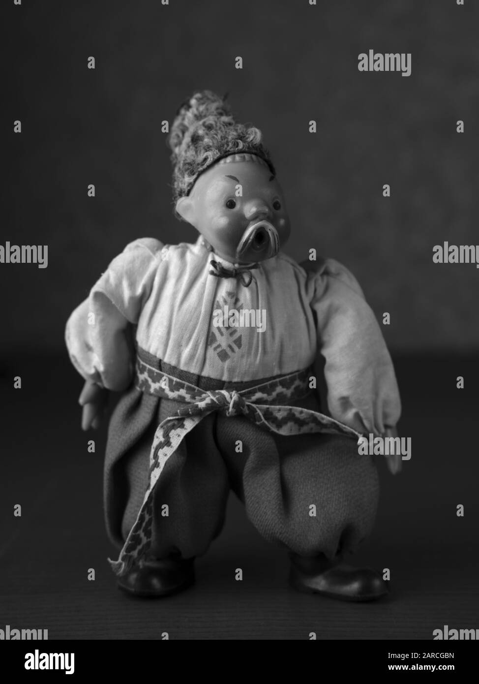 Immagine verticale in scala di grigi di una statuina maschile slavo che indossa la tradizione abbigliamento Foto Stock
