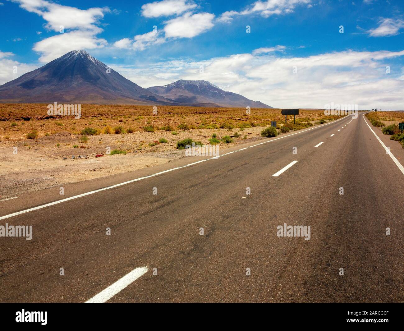 Vulcano Lincancabur visto da Ruta 27 subito dopo lasciare San Pedro de Atacama sulla strada per il confine Argentina a Paso Jama, Cile Foto Stock